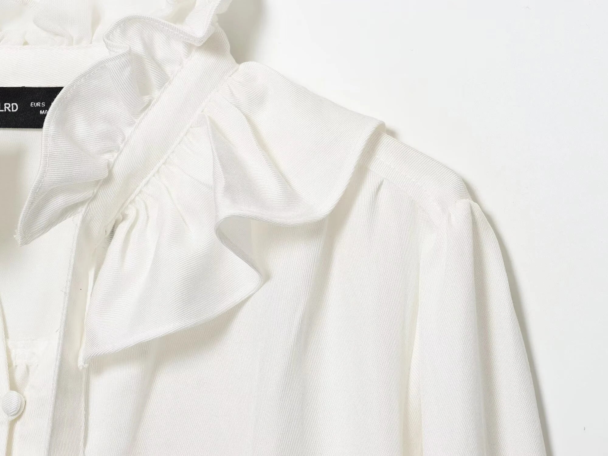 Winter new women's casual versatile temperament simple and fashionable long sleeved single breasted pleated collar top